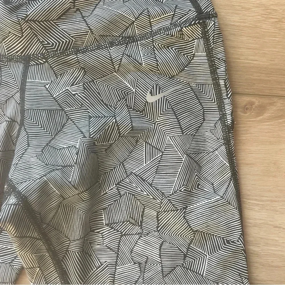 Nike Stay Warm Size Small Capri Running Leggings Back Pocket Activewear Dri-Fit